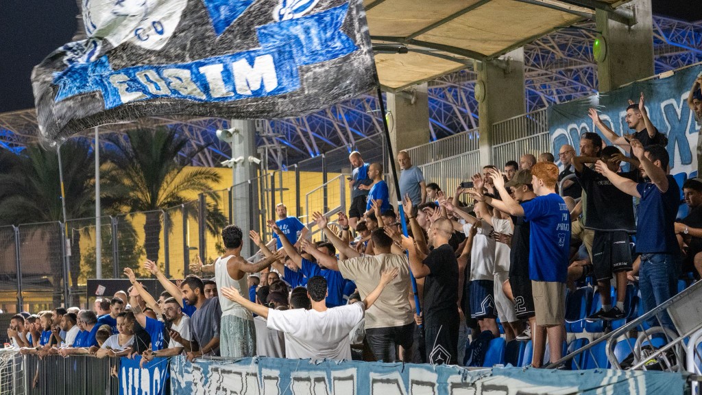 אוהדים עם דגל ביציע